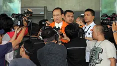 Mantan Menteri Agama Suryadharma Ali (SDA) memenuhi panggilan KPK, Jakarta, Senin (8/6/2015). SDA kembali diperiksa dalam kapasitasnya sebagai tersangka tindak pidana korupsi penyelenggaraan ibadah haji.  (Liputan6.com/Helmi Afandi)