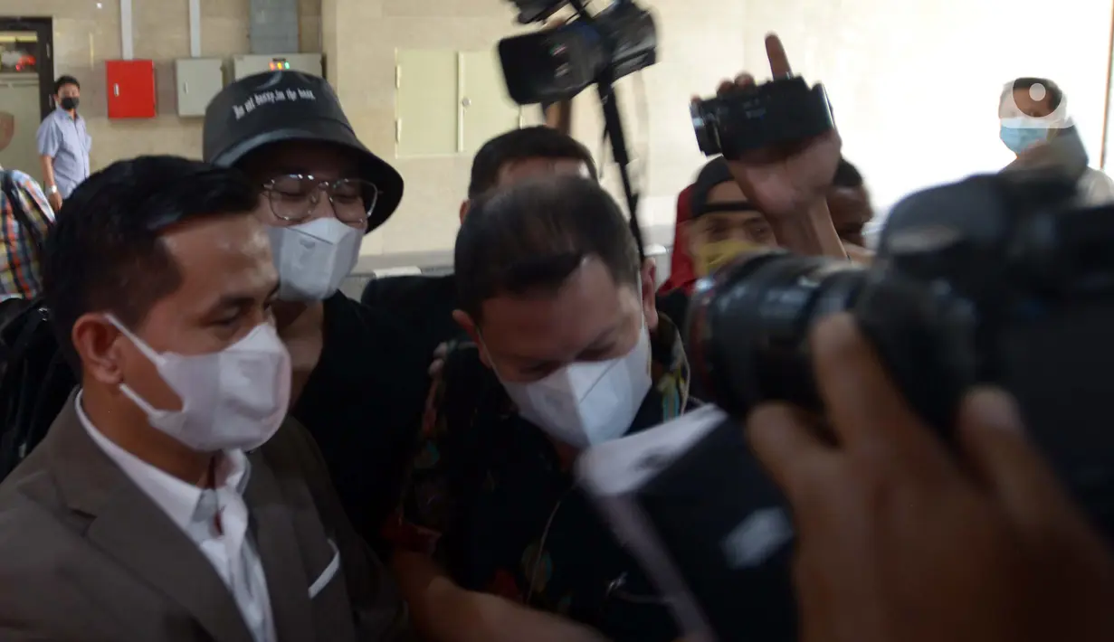 Indra Kesuma alias Indra Kenz (kedua kiri) tiba di Gedung Bareskrim, Jakarta, Kamis (24/2/2022). Indra Kenz menjalani pemeriksaan terkait kasus dugaan penipuan investasi bodong aplikasi trading binary option Binomo. (merdeka.com/Imam Buhori)