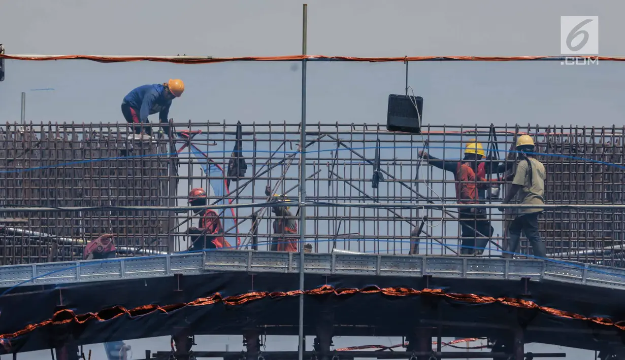 Pekerja menyelesaikan proyek LRT Jabodebek rute Cawang-Dukuh Atas di Cawang, Jakarta, Jumat (8/3). Tantangan di sektor jasa konstruksi pada era Revolusi Industri 4.0, salah satunya adalah SDM yang menguasai sistem IT. (Liputan6.com/Faizal Fanani)