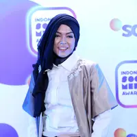 "Iya, Alhamdulillah banyak yang kenal sekarang. Tawaran endorse juga datang, tapi aku tetap pada pendirian aku menjadi guru aja," ucap Rizma. (Nurwahyunan/Bintang.com)