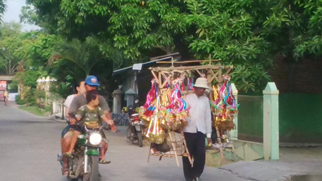 Balada Penjual Terompet Tahun Baru Hadapi Tudingan Menyudutkan
