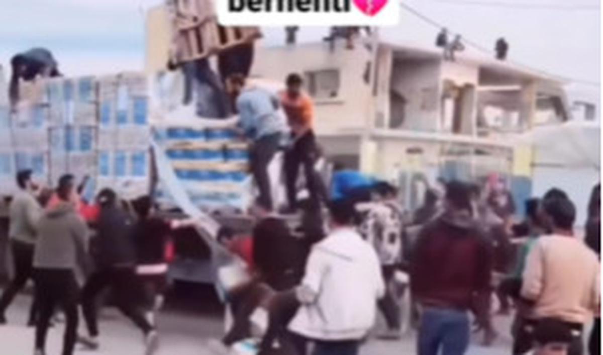 Demi mendapat makanan, warga di lokasi pun rela berebut dan saling berdesakan. Tak sedikit di antaranya yang nekat melompat hingga naik ke atas truk.
