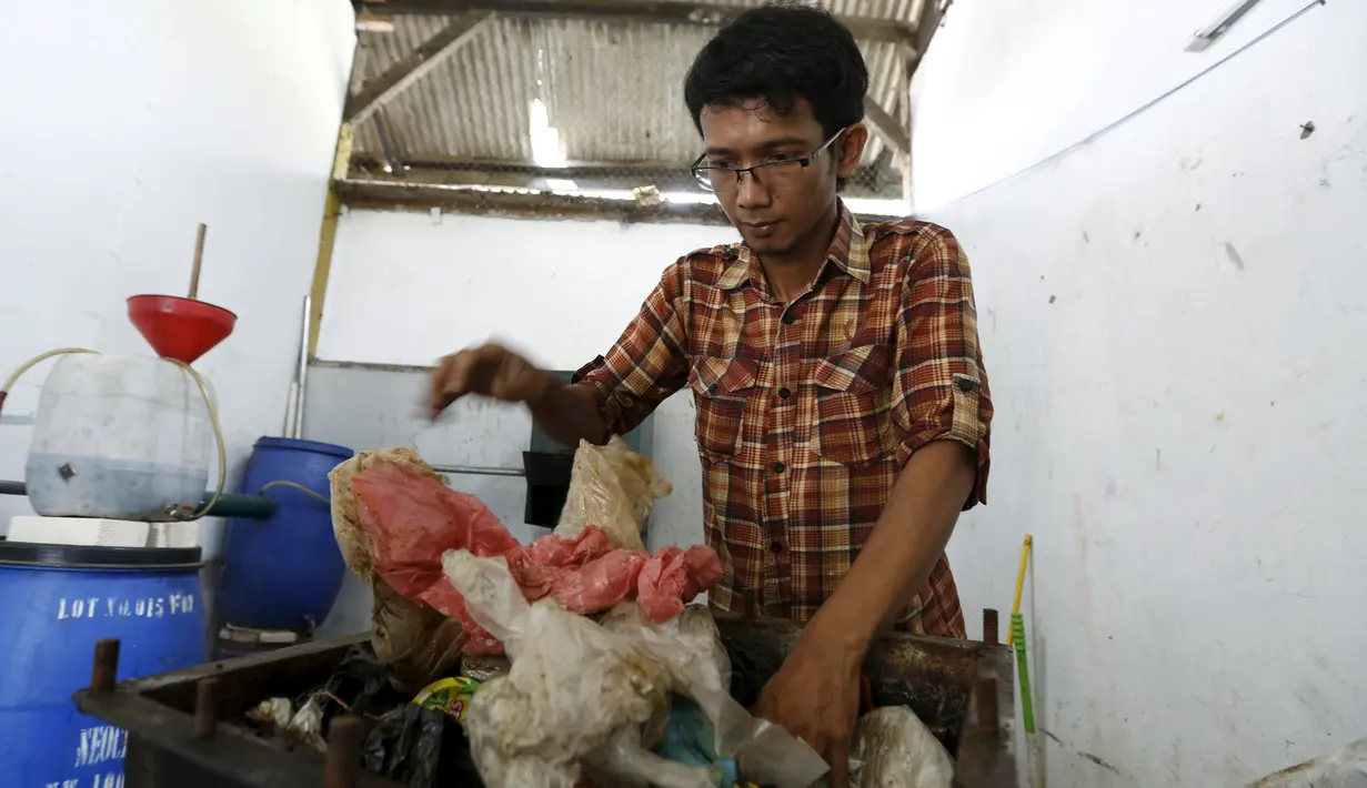 Hamidi saat mengolah sampah plastik menjadi bahan bakar di bengkel kerjanya dekat TPA Rawa Kucing, Tangerang, (17/3). Bahan bakarnya tersebut juga dapat untuk menjadi bahan bakar kendaraan. (REUTERS / Beawiharta)