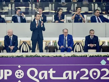 Presiden Prancis, Emmanuel Macron, menonton langsung laga semifinal Piala Dunia 2022 di Stadion Al Bayt, Al Khor, Qatar. (AP Photo/Martin Meissner)