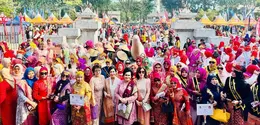 Ribuan perempuan berkebaya memadati kawasan Car Free Day (CFD) Palembang, Sumatra Selatan, 19 Juli 2026, untuk memperingati Hari Kebaya Nasional 2026. (dok. KOWANI)