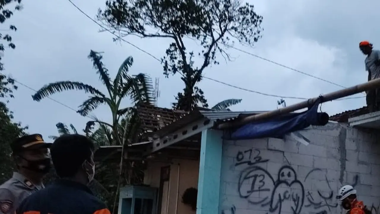 Angin kencang di Purbalingga