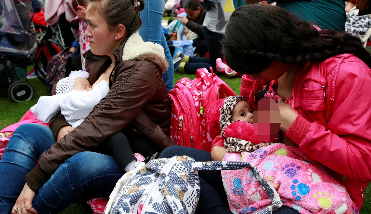 Para ibu saat menyusui bayi mereka selama memperingati Pekan ASI Dunia di Bogota, Kolombia (3/8). Aksi ini untuk mengkampanyekan pentingnya manfaat Air Susu Ibu (ASI) untuk kesehatan bayi dan balita. (REUTERS/John Vizcaino)