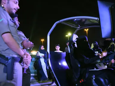 Seorang wanita mencoba simulator mengemudi selama workshop di Ibu Kota Riyadh, Arab Saudi, Kamis (21/6). Pemerintah Arab Saudi kini telah memperbolehkan kaum wanita untuk mengendarai kendaraan. (FAYEZ NURELDINE/AFP)