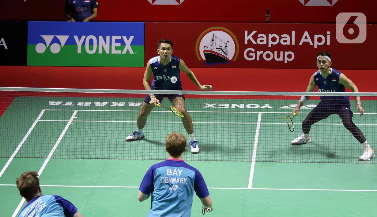 Mereka pun pada akhirnya mengunci kemenangan 21-11 di gim kedua. (Liputan6.com/Herman Zakharia)