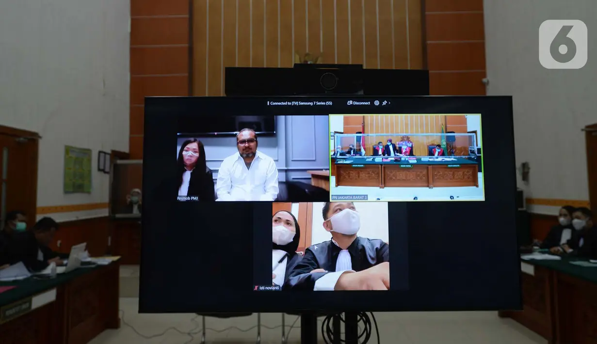 Hakim Pengadilan Negeri Jakarta Barat mengelar persidangan dengan terdakwa John Kei secara virtual di PN Jakarta Barat, Rabu (13/1/2021). Sidang perdana dengan agenda dakwaan kasus penganiayaan dan pembunuhan dengan terdakwa John Kei. (merdeka.com/Imam Buhori)
