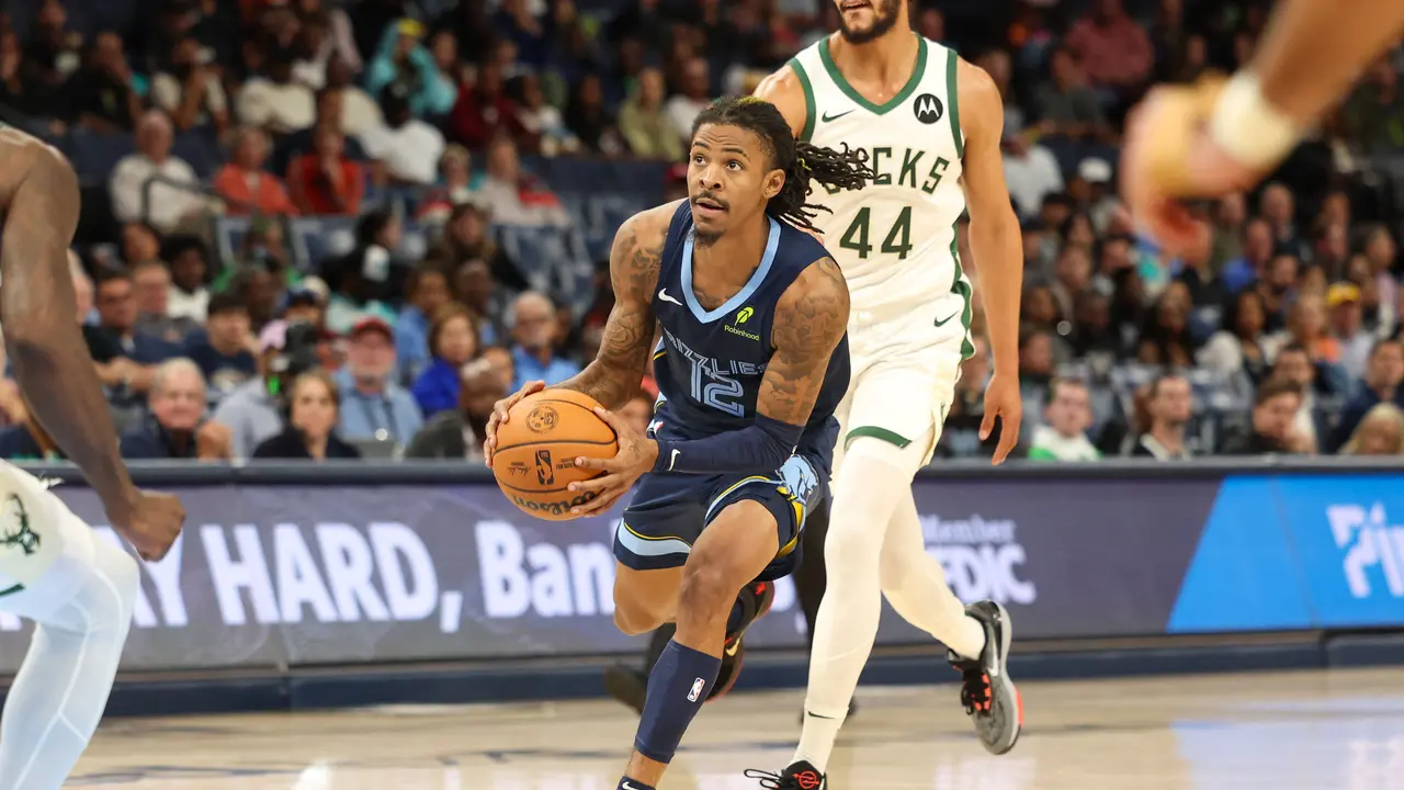 Pemain Grizzlies Ja Morant menerobos pertahanan Bucks pada laga NBA 2024/2025