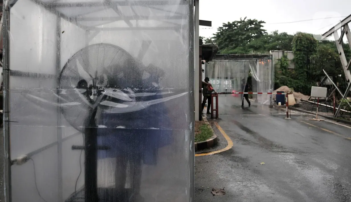 Bilik penyemprotan disinfektan terpasang di pintu masuk Perumahan Tamansari Persada Raya, Jatibening, Bekasi, Jawa Barat, Selasa (31/3/2020). Bilik disinfektan dipasang untuk mencegah penyebaran virus corona COVID-19 di area kompleks. (Iqbal S. Nugroho)
