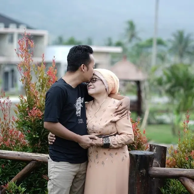Ibunda Meninggal Dunia, Ini 6 Momen Kenangan Denny Cagur dan Sang Mama