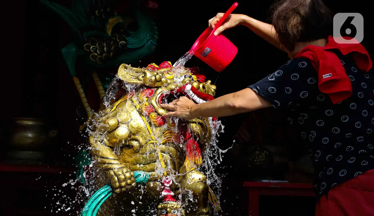Ritual ini bersifat rutin setiap tahun menjelang perayaan Imlek. (Liputan6.com/Herman Zakharia)