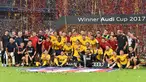 Tim Atletico Madrid merayakan kemenangannya setelah meraih trofi pada final Audy Cup 2017 di Munchen, Jerman (2/8). Atletico menang 5-4 atas Liverpool lewat adu penalti setelah bermain imbang 1-1. (AFP Photo/Christof Stache)
