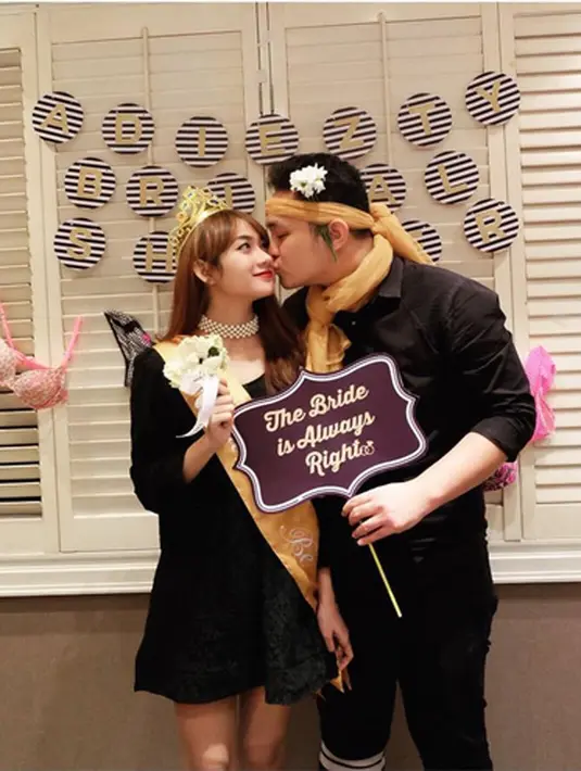 Menurut Gilang usai lamaran pada Agustus silam, keduanya sepakat menyebar undangan sekitar seribu. Gilang melihat karena keduanya termasuk keluarga besar. (dok. Instagram/gilangdirga)