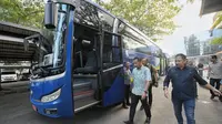 Penjabat Gubernur Jabar Bey Machmudin hendak naik Bus Rapid Transit (BRT) dari kantor Bapenda Jabar menuju tempat kerja pada hari pertama Friday Car Free Gedung Sate, Jumat (22/4/2024). (sumber foto: Biro Adpim Jabar)