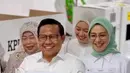 Senada dengan istri Anies, istri Muhaimin Iskandar, Rustini Murtadho juga mengenakan blus warna putih sebagai OOTD nyoblos ke TPS. [@cakiminow]