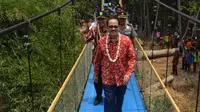 Kebahagiaan terpancar dari wajah-wajah warga Desa Dukuh, Kecamatan Ciasem, Subang, Jawa Barat yang hadir pada peresmian jembatan Asa SCTV