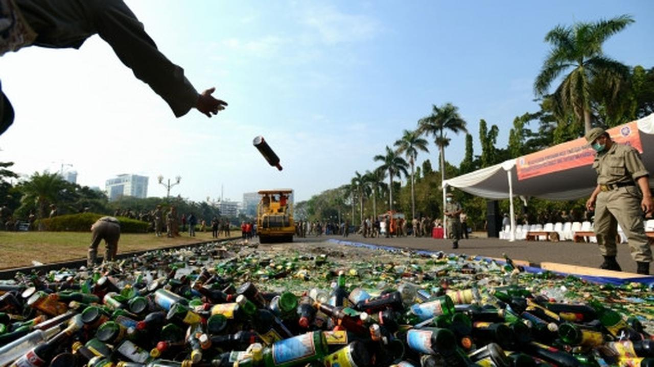 Pemusnahan 11.321 botol miras ilegal di Monas