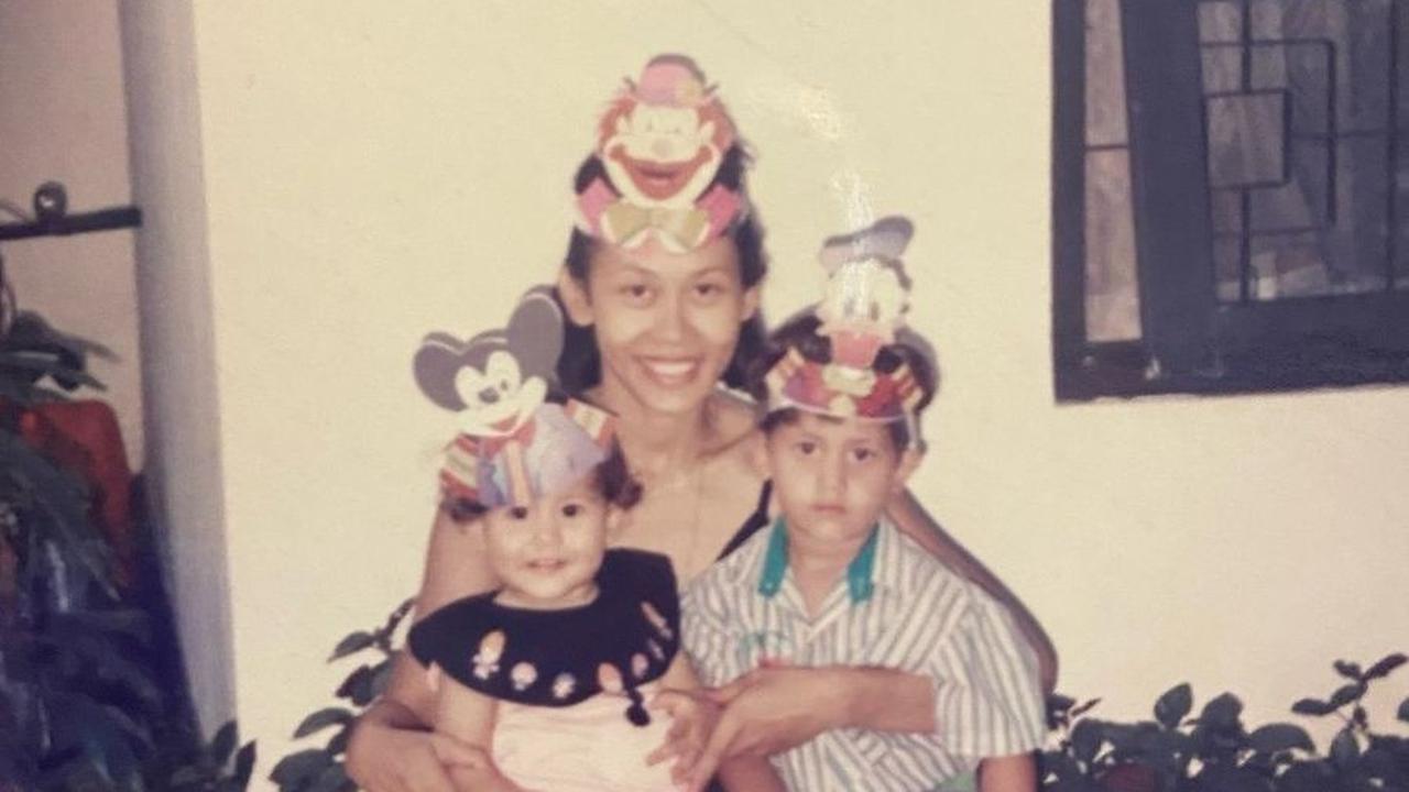 Merayakan ulang tahun dengan topi ulang tahun yang lucu, Pevita kecil digendong di pangkuan sang ibu bersama kakak laki-lakinya. Nuansa nostalgia begitu terasa.<br>