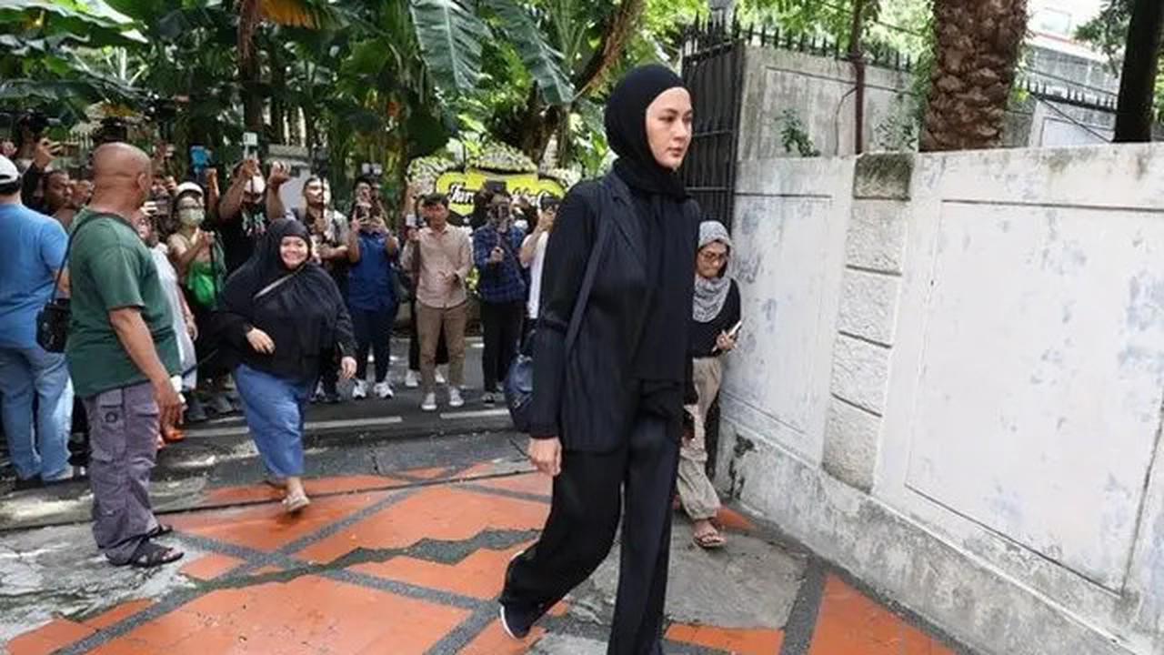 Momen Paula Verhoeven Peluk Baim Wong di Rumah Duka Jadi Sorotan