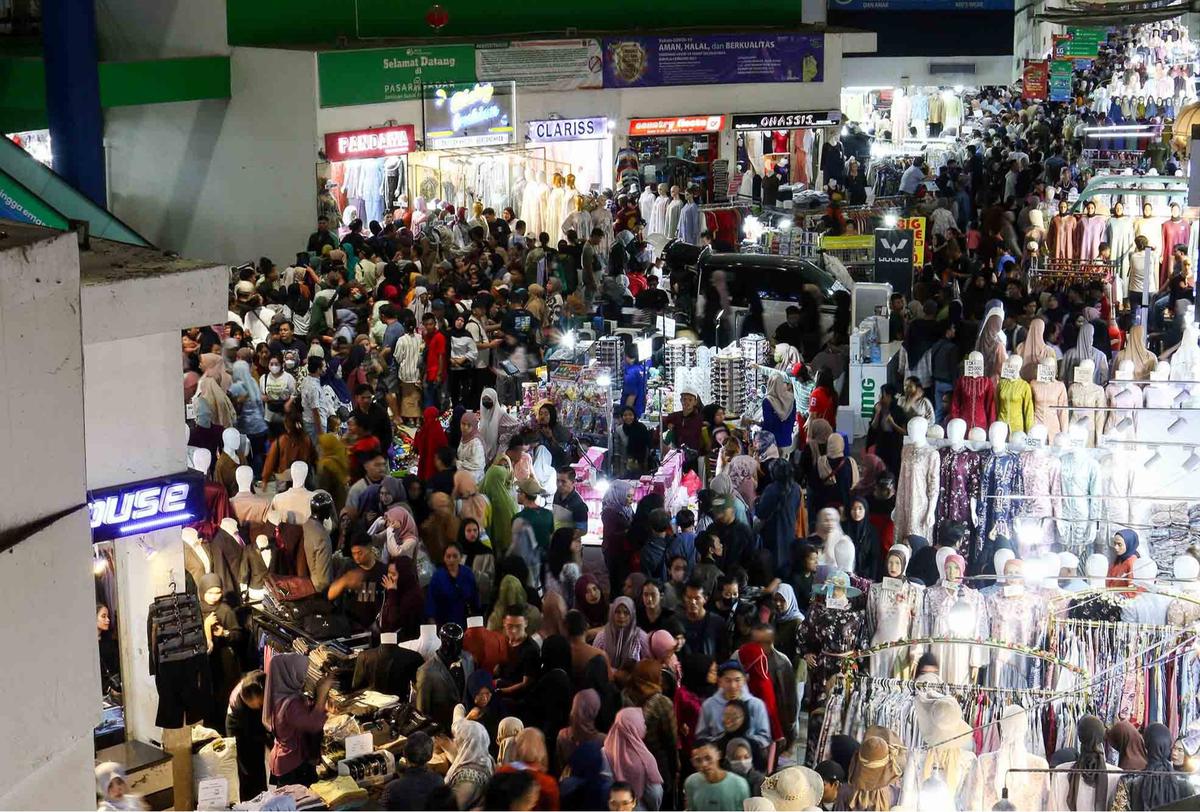 FOTO:   Hampir Sepekan Jelang Lebaran, Warga Memadati Pasar Tanah Abang