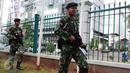 Anggota TNI melakukan patroli di sekitar Gelora Bung Karno jelang KTT OKI, Jakarta, Sabtu (5/3/2016). Penjagaan pusat kota diperketat menjelang pelaksanaan KTT Luar Biasa OKI pada 6-7 Maret di JCC Senayan. (Liputan6.com/Helmi Afandi)