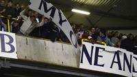 Suporter Arsenal berbuat onar di kandang Tottenham Hotspur (Reuters/Toby Melville )
