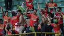 Suporter Perseru Badak Lampung FC saat melawan Bhayangkara FC pada laga Liga 1 2019 di Stadion Patriot, Bekasi, Jumat (16/8). Bhayangkara FC takluk 0-1 dari Perseru Badak Lampung FC. (Bola.com/M Iqbal Ichsan)