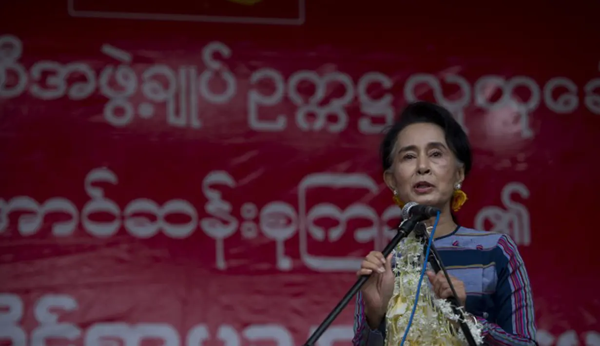 Calon Presiden Myanmar, Aung San Suu Kyi memberikan pidato di Ho Pone, Myanmar, Minggu (6/9/2015). Keinginan Aung untuk menjadi presiden akan terganjal oleh UU yang melarang calon presiden memiliki pasangan warga negara asing. (AFP Photo/Ye Aung)