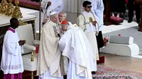 Pallium merupakan jubah liturgi yang menjadi lambang otoritas paus sebagai penerus Santo Petrus, selain cincin nelayan. (Filippo MONTEFORTE/AFP)