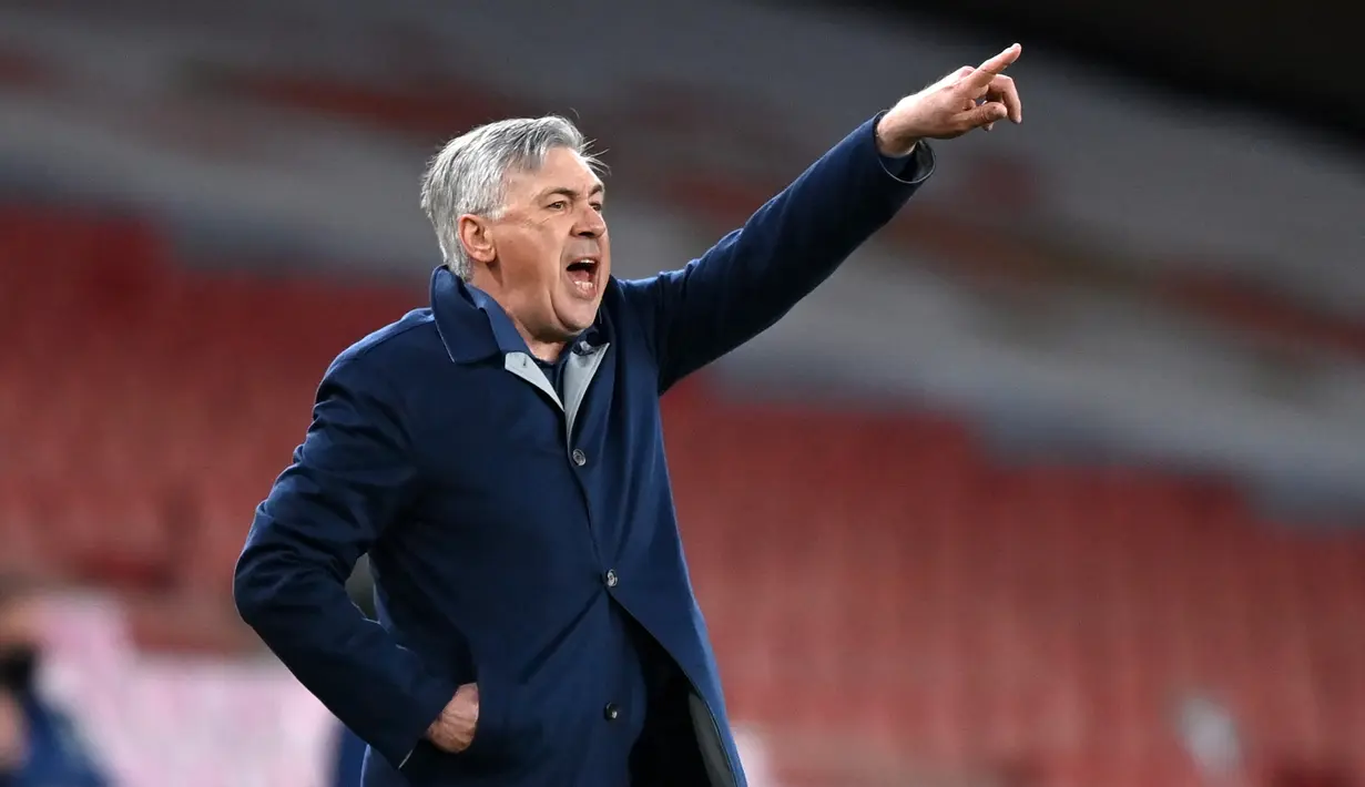 Pelatih Everton Carlo Ancelotti menginstruksikan pemainnya saat bertanding melawan Arsenal pada pertandingan Liga Inggris di Stadion Emirates, London pada 23 April 2021. Los Blancos mengumumkan Ancelotti sebagai pengganti Zinedine Zidane, Rabu (2/6/2021) dini hari WIB. (AFP/Pool/ Justin Setterfield)