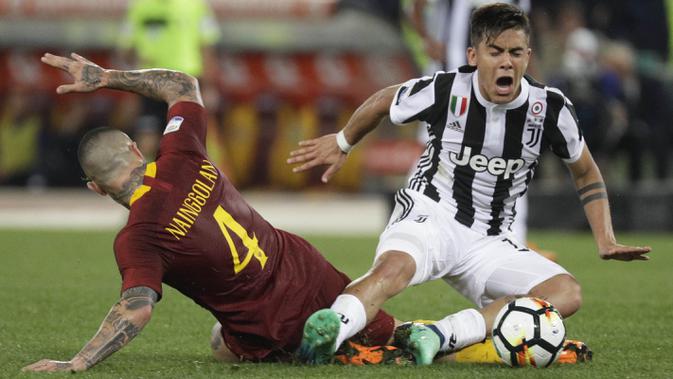 Striker Juventus, Paulo Dybala, berebut bola dengan gelandang AS Roma, Radja Nainggolan, pada laga Serie A di Stadion Olimpico, Senin (14/5/2018). AS Roma imbangi Juventus dengan skor 0-0. (AP/Gregorio Borgia)