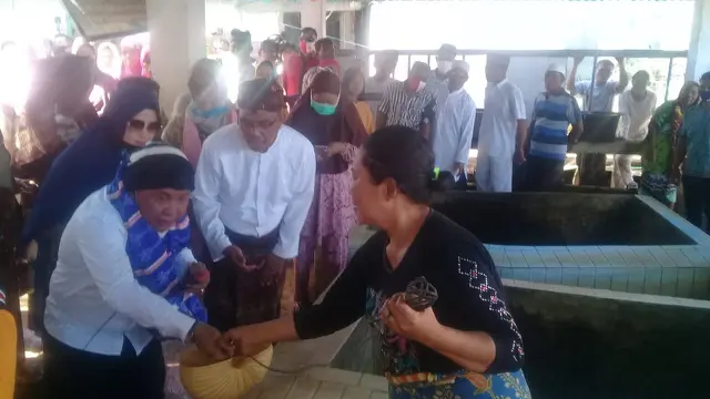 Ritual penyambutan tamu oleh Suku Bajo di Desa Nain, Kecamatan Wori, Kabupaten MInahasa Utara.
