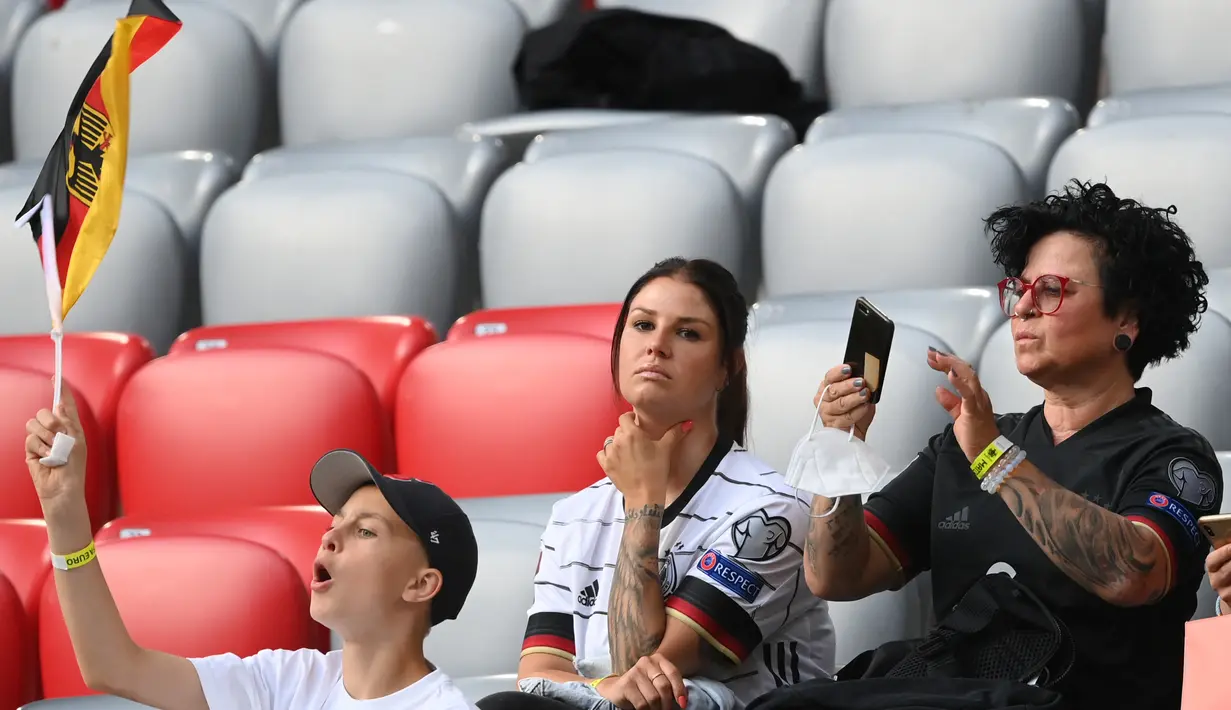 Jessica Kroos (tengah), istri dari gelandang Jerman Toni Kroos, berada di tempat duduknya menjelang pertandingan sepak bola Grup F UEFA EURO 2020 antara Prancis dan Jerman di Allianz Arena di Munich pada 15 Juni 2021. (AFP/Pool/Matthias Hangst)