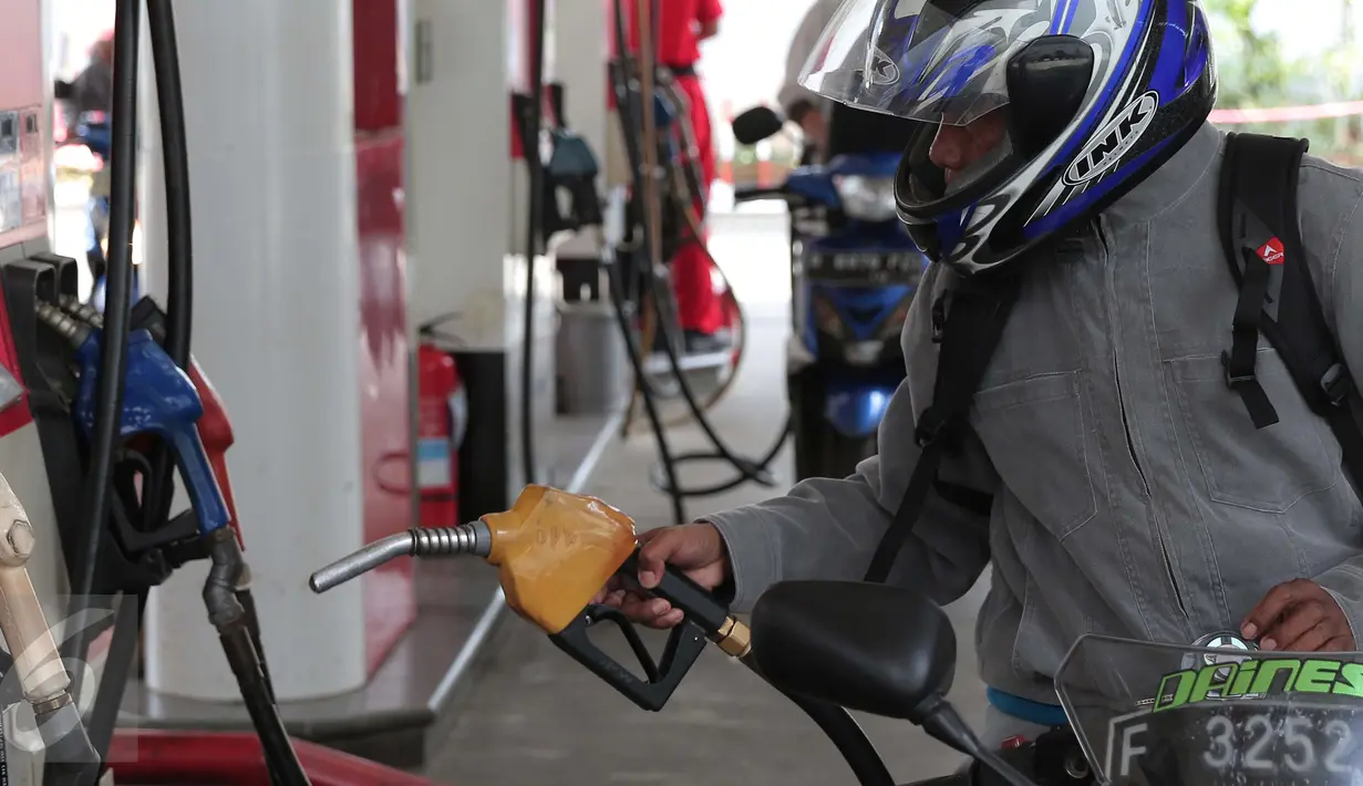 Seorang pengendara motor saat mengisikan bahan bakar jenis Premium di SPBU Cikini, Jakarta, Kamis (24/12). Untuk bahan bakar jenis Premium turun Rp 150/liter dan harga solar turun sebesar Rp 800/liter. (Liputan6.com/Angga Yuniar)