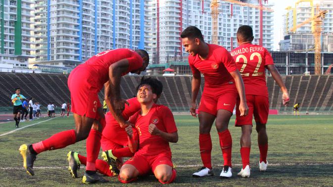 Para pemain Timnas Indonesia U-22 merayakan gol yang dicetak Witan Sulaeman ke gawang Malaysia U-22 pada laga Piala AFF U-22 2019 di Stadion National Olympic, Phnom Penh, Selasa (20/2). Kedua negara bermain imbang 2-2. (Bola.com/Zulfirdaus Harahap)