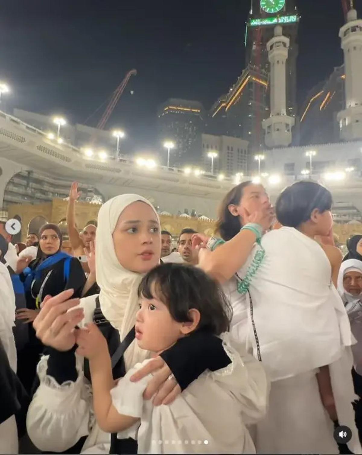6 Potret Roger Danuarta dan Cut Meyriska Jalani Umrah, Khusyuk di Depan Ka'bah