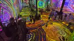 Pengunjung menikmati karya pelukis Austria, Friendensreich Hundertwasser di galeri l'Atelier des Lumieres di Paris, Prancis (24/4). Dalam pameran ini pengunjung bisa menikmati lukisan dalam bentuk digital. (AP/Michel Euler)