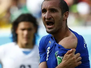 Bek Italia Giorgio Chiellini menunjukkan bahu yang diakuinya digigit pemain Uruguay Luis Suarez, Brasil,  Selasa (24/6/14). (REUTERS/Tony Gentile)