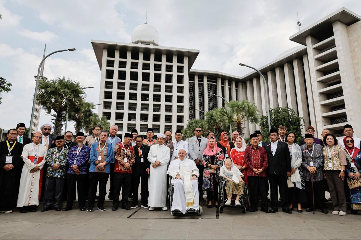 Mengenang Ciuman Penuh Haru Paus Fransiskus dan Imam Besar Masjid Istiqlal yang Jadi Sorotan Dunia