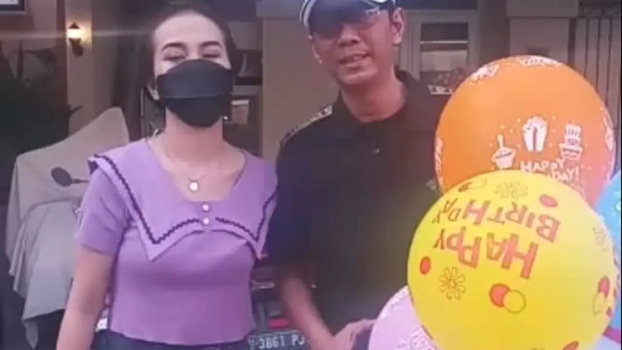 Doddy Sudrajat dan Mayang membawakan kado ulang tahun untuk Gala Sky (https://www.instagram.com/stories/dodysoedrajat_1/2882120753824860631/)