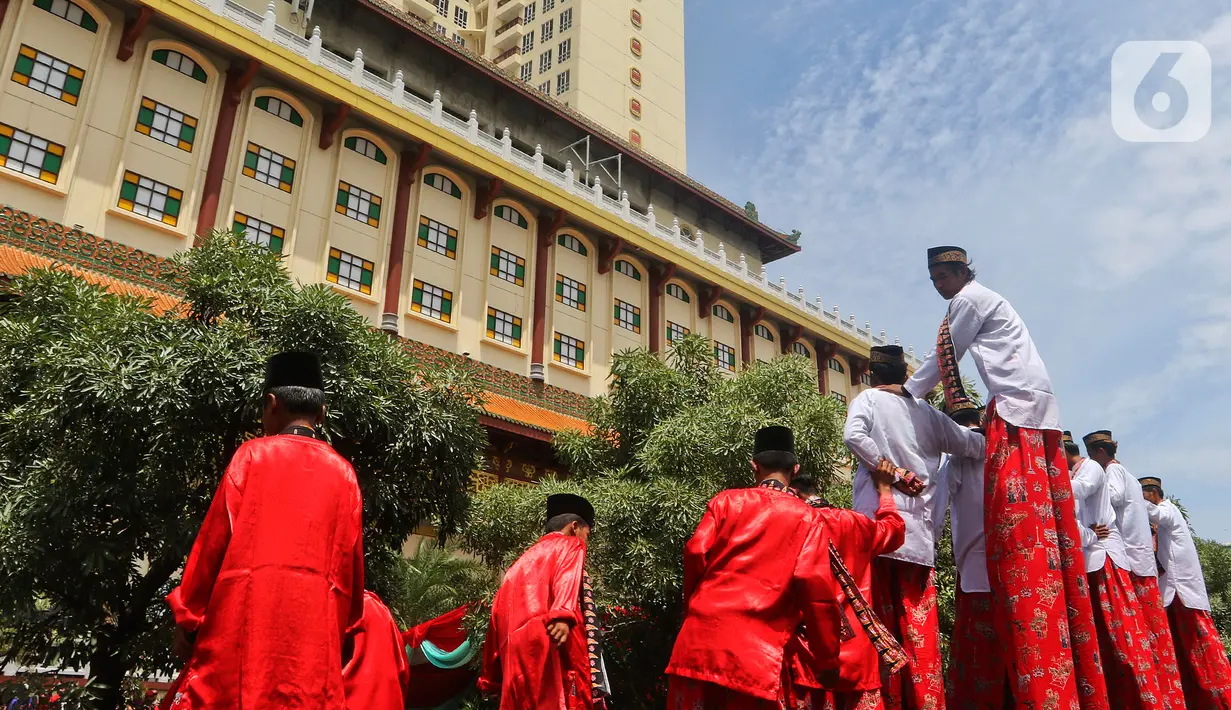 Penampilan sejumlah pria saat puncak perayaan Cap Go Meh 2571 di Jalan Pancoran, Glodok, Tamansari, Jakarta Barat, Sabtu (8/2/2020). Cap Go Meh 2571 dimeriahkan berbagai atraksi seni budaya China dan Betawi. (Liputan6.com/Johan Tallo)