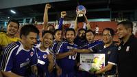 Wakil Ketua Umum PSSI, Joko Driyono menyerahkan plakat dan piala kepada Pers Kemenpora yang menjadi juara Invitasi Sepak Bola Antarforum Wartawan 2017. (Istimewa)