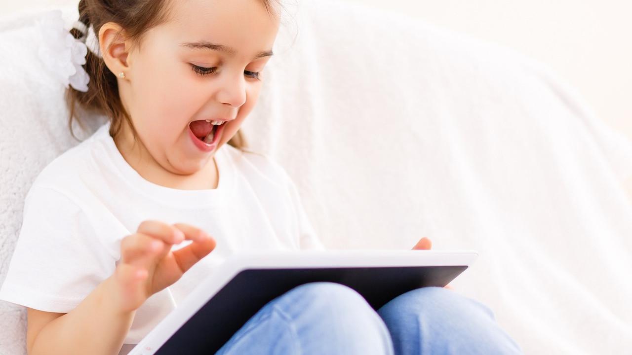 ilustrasi anak kecil bermain gadget
