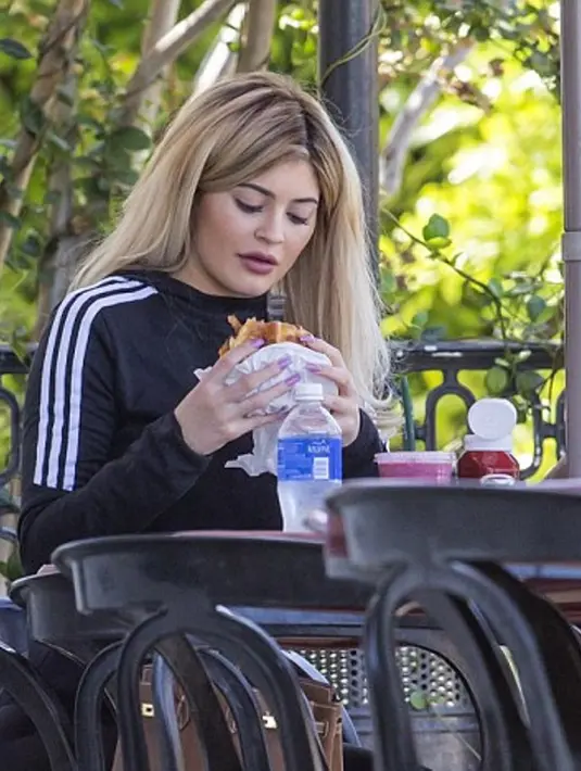 "Kylie sedang dihadapkan dengan ngidam. Bahkan dia merasa lelah untuk menahan diri karena banyak sekali makanan enak saat liburan yang ia lihat," ujar seorang sumber. (Daily Mail)
