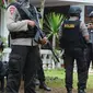 Petugas kepolisian Brimob Polda Metro Jaya mengerahkan anjing pelacak serta menyisir area tempat kejadian perkara (TKP) penggerebekan terduga teroris di setu, Tangerang Selatan, Banten, Rabu (21/12). (Liputan6.com/Helmi Affandi)