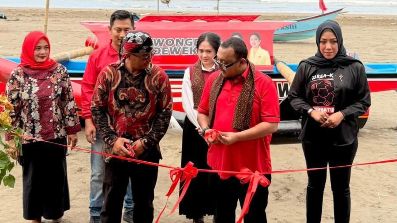 Turun ke Dapil, Anggota DPR RI Kaisar Beri Bantuan Kapal Untuk Generasi Muda Cilacap