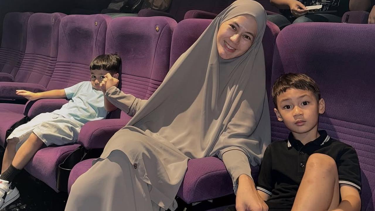 6 Potret Paula Verhoeven Tampil Cantik dengan Busana Syar'i Bareng Anak-Anak, Wajahnya Disebut Makin Fresh